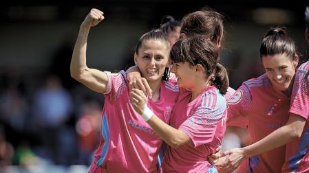 Las autoras de los dos goles rojillos, Lorena Herrera y Maitane Vilariño, felices por contribuir a una nueva victoria osasunista