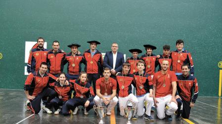 El presidente de la Federación Navarra, Javier Conde, con los trofeos como ganadores del GRABNI