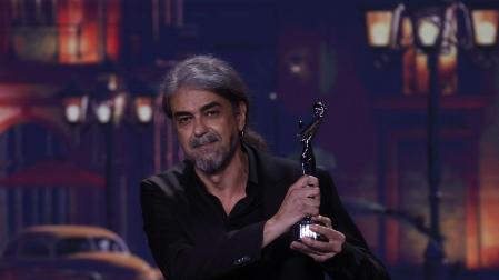 Fernando León de Aranoa, con la estatuilla a 'Mejor Guion' por 'El buen patrón'