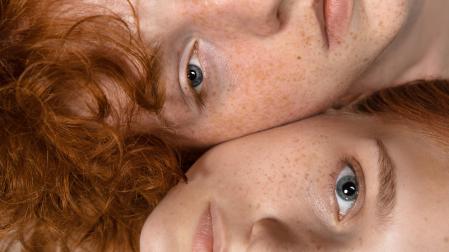 Una pareja de niños pelirrojos