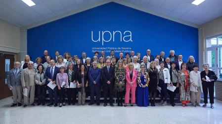 Foto de grupo de los graduados y graduadas con las autoridades académicas