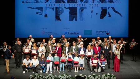 Foto de familia de los galardonados en la Gala del Deporte de la Universidad de Navarra