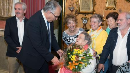 El alcalde, Enrique Maya, durante la recepción en el Ayuntamiento de Pamplona a la centenaria Catalina Saldías Aristráin