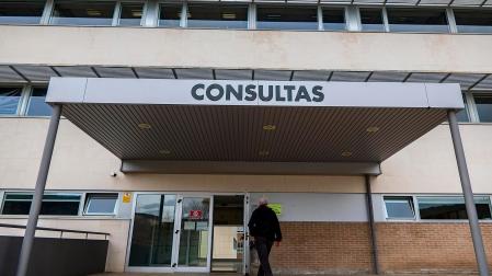 Un paciente accede al edificio de consultas del hospital García Orcoyen