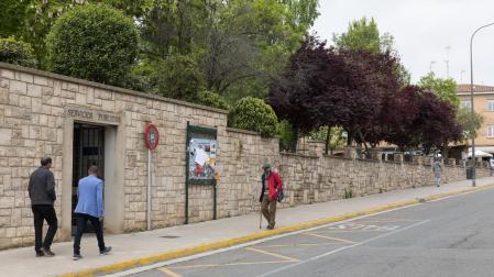 Muro actual, que va a desaparecer, con los baños a la izda., que se reubicarán
