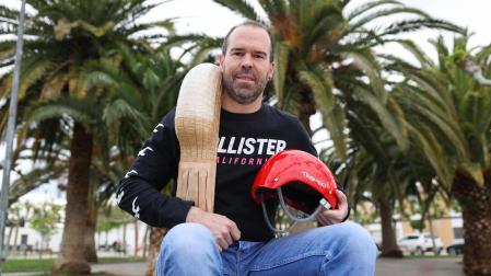 José Ángel Rodríguez, Txelis, posa junto a la cesta y el casco de juego que le han acompañado durante de sus últimos años como puntista