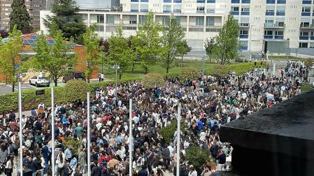 Aspecto que presentaba la explanada frente al Hexágono antes del inicio del examen previo de Medicina de la Universidad de Navarra
