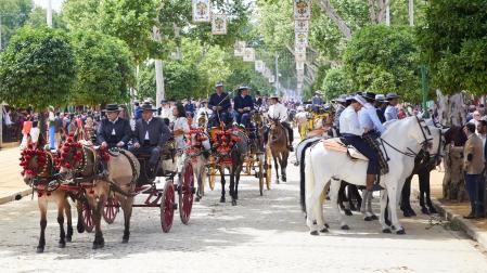 Paseo de caballos durante el segundo día de Feria de Abril de Sevilla 2022