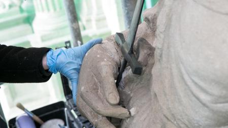 La mano restaurada de la 'Justicia' y la nueva espada