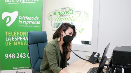 Una trabajadora del Teléfono de la Esperanza en Pamplona