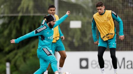 El delantero francés del Real Madrid, Karim Benzema (i) y el centrocampista uruguayo Federico Valverde (d) durante el entrenamiento