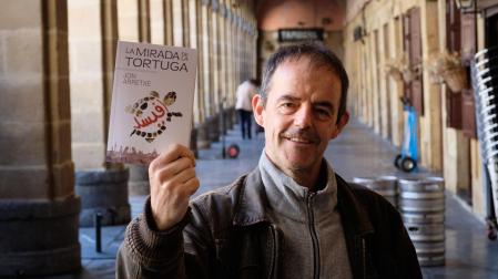 Jon Arretxe, mostrando un ejemplar de 'La mirada de la tortuga'