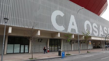 Flanqueando la puerta 12 del estadio, en la calle Sadar, están las dos cristaleras donde se creará el museo