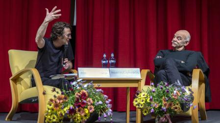 Roberto Valencia (izda), coordinador y presentador del ciclo, interpela a un Caparrós “incisivo, perspicaz y profundo” con sentido del humor.