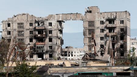 Vista de un edificio residencial destruido en Mariupol