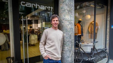 Ibán Iribarren Laspalas en el exterior de la tienda de ropa Slide Shop, en la calle Chapitela