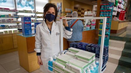 La farmacéutica Cristina Iriarte Iribarren en su botica, junto a un mostrador con test de antígenos