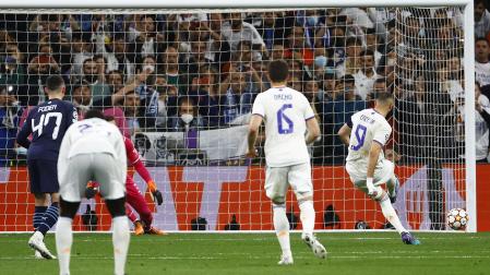 Karim Benzema lanza el penalti que puso el 3-1 en el marcador y daba el pase al Real Madrid a la final de la Liga de Campeones