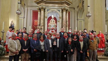 Foto de familia de empleados y responsables de la plaza de Toros de Pamplona, en la capilla de San Fermín.
