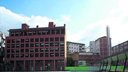 A la derecha, el hueco del bloque que cerrará las casas del fondo