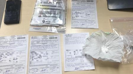 Imagen de las denuncias y parte de la droga requisada por Policía Foral