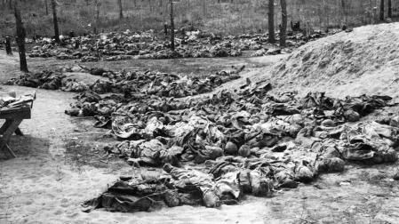 Filas de cuerpos exhumados de oficiales polacos colocados en el suelo junto a las fosas comunes, a la espera de ser examinados en 1943. Los polacos fueron ejecutados en Katyń en 1940