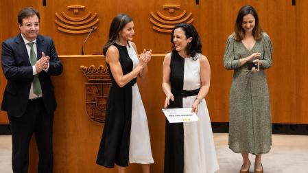 La reina Letizia junto a la catedrática Inmaculada Vivas en la entrega de premios