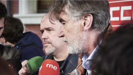 El secretario general de CC OO en Navarra, Chechu Rodríguez, responde a los medios a su llegada a una asamblea con delegados, en el Colegio de Médicos
