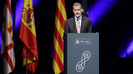 El rey Felipe VI , interviene durante la  entrega de los premios nacionales de Investigación en Barcelona