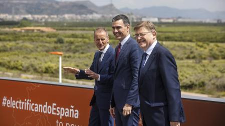 El director ejecutivo de Volkswagen, Herbert Diess; el presidente del Gobierno, Pedro Sánchez; y el presidente de la Generalitat, Ximo Puig, durante la presentación del proyecto de gigafactoría de baterías de Volkswagen