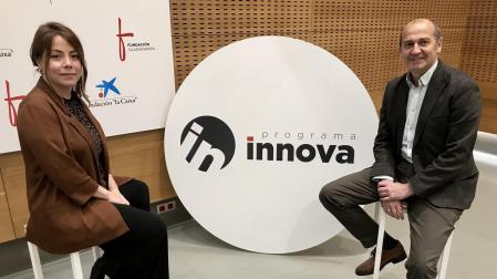 Izaskun Azcona, responsable de Fundación 'la Caixa' en Navarra, y Javier Fernández, director general de Fundación Caja Navarra