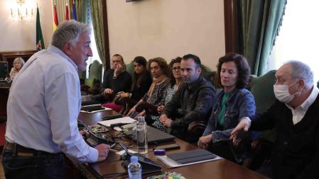 Dos recesos, al principio y al final del pleno, sobre una moción de urgencia de la coalición abertzale, desembocan en la salida de los ediles de EH Bildu