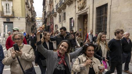 Numeroso público arropó a Eguzki Txaranga y Jarauta69 en su transitar por las calles del centro de Pamplona