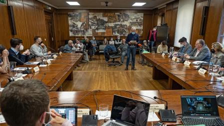 Juan Tomás Haro, presidente de la asociación de jubilados Ega, se dirige a los ediles en el pleno celebrado ayer por la tarde en Estella
