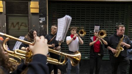 Numeroso público arropó a Eguzki Txaranga y Jarauta69 en su transitar por las calles del centro de Pamplona