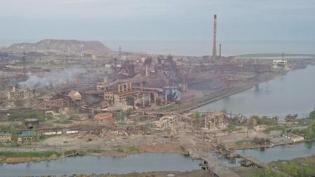 Vista aérea del compleo industrial de Azovstal sujeto al permanente bombardeo de los rusos a las afueras de Mariúpol