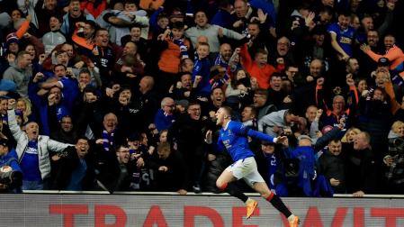 John Lundstram celebra el tercer gol del Rangers al RB Leipzig