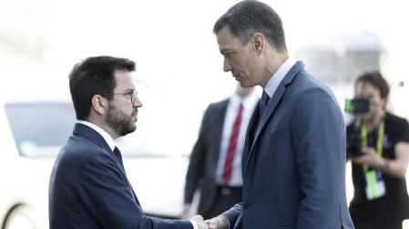 El presidente de la Generalitat, Pere Aragonès, saluda al jefe del Gobierno, Pedro Sánchez tras la llegada de este último a Barcelona