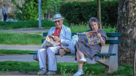 Pensionistas en un banco