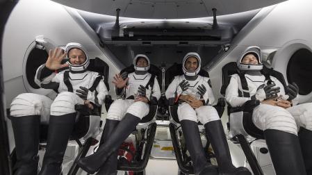 Matthais Maurer, Tom Marshburn, Raja Char y Kayla Barron, dentro del SpaceX Crew Dragon en Tampa, Florida