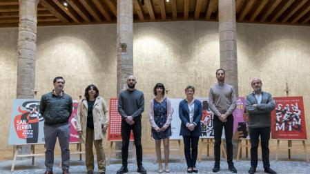 El jurado del concurso de carteles y la concejal María García Barberena, en la presentación de los finalistas el 24 de abril
