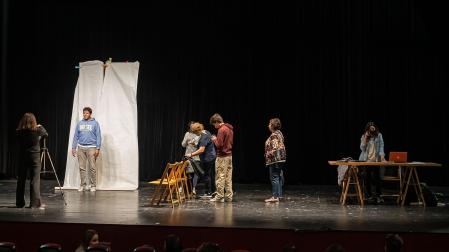 Un momento del casting, fotografiando a los candidatos en el escenario del  espacio cultural    Los Llanos