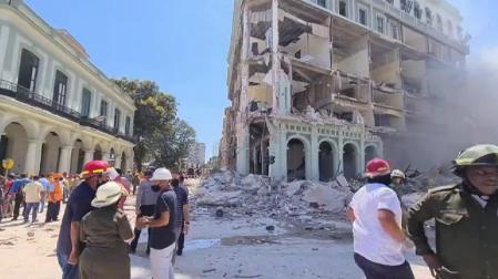 Una fuerte explosión ha provocado la destrucción parcial del Hotel Saratoga, en el centro de La Habana (Cuba), cerca del Capitolio. La explosión, que se pudo deber a un escape de gas, se produjo a las 11:43 hora local. Causó daños también en un edificio de viviendas y en la escuela Primaria Concepción Arenal, cercanos al hotel.