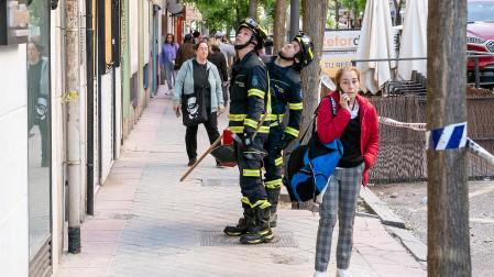 Bomberos del Ayuntamiento de Madrid siguen trabajando en las inmediaciones de la vivienda del barrio Salamanca donde este viernes hubo una explosión de gas