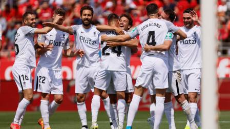 Los jugadores del Granada celebran su victoria contra el Mallorca
