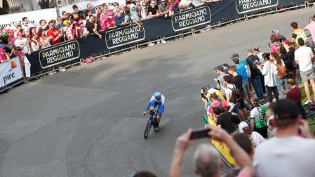 Simon Yates durante la crono de la segunda etapa del Giro