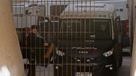 La mujer de 46 años, detenida como presunta autora de los tres disparos que mataron a una octogenaria en un chalé en Elche, ha pasado este sábado a disposición judicial en los juzgados de Alicante