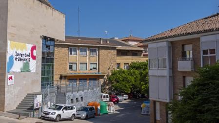 Frontón Lizarra, al fondo, y entorno en el que se plantea la actuación urbanística