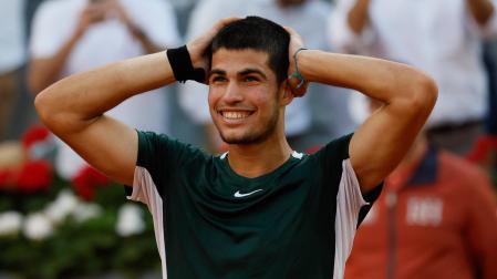 El tenista Carlos Alcaraz celebra la victoria ante el serbio Novak Djokovic, tras el partido de semifinal del Mutua Madrid Open