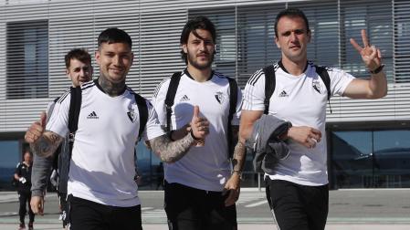 Chimy Ávila, Juan Cruz y Kike García, en el aeropuerto antes de volar a Barcelona